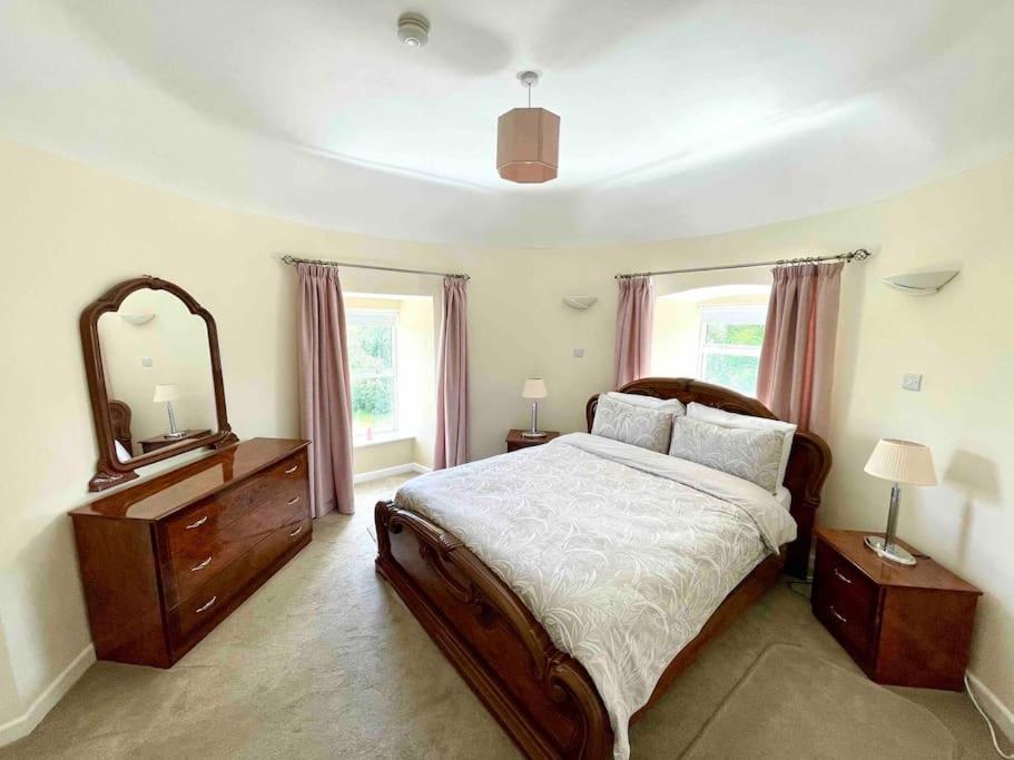קלונמל Beautiful Farmhouse An Hour'S Drive From Four Irish Cities מראה חיצוני תמונה